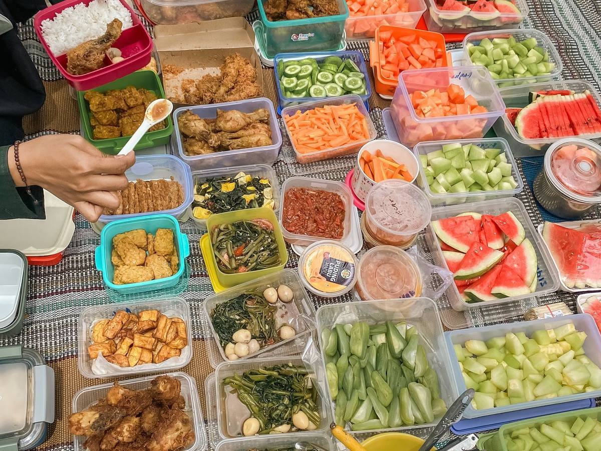 Bekal sayur dan buah tanpa kemasan sekali pakai.